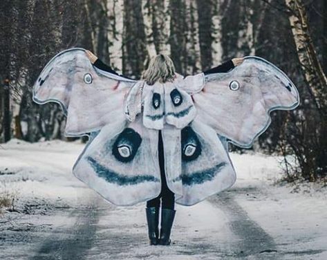 Fairy Cape, Moth Costume, Moth Wings, Photographie Portrait Inspiration, Clothing Design Sketches, Idee Cosplay, Wings Costume, Butterfly Fairy, Fantasy Costumes