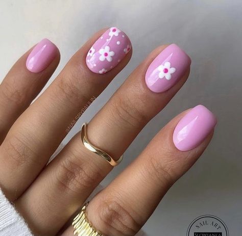 Pink Nails With One Flower Nail, Flowers On Pink Nails, Gel Short Nails Ideas Spring, Pink Flower Gel Nails, Floral Nail Designs Short Nails, Short Nail Designs Minimal Spring, Short Nail Designs For Spring, Spring Gel Manicure Short Nails, Flower Gel Nails Short