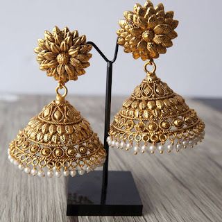 Light Weight Gold Jumkhas, Jhumka Designs Antiques, Big Jhumka Earrings Gold, Jumka Design Gold Bridal, Light Weight Gold Buttalu, Zumka Earrings, Jhumka Designs Gold, Gold Jumkas, Wedding Earrings Gold