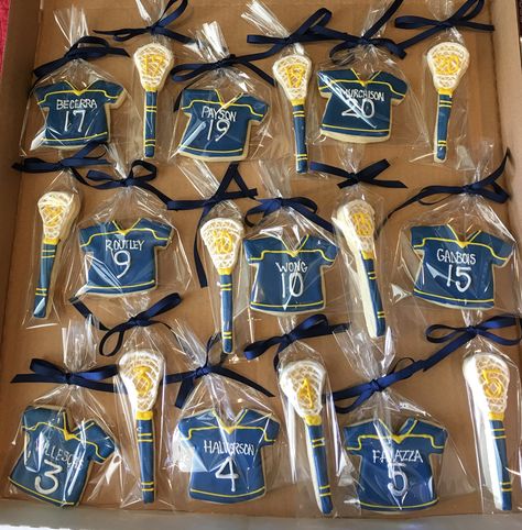 Lacrosse sugar cookies Lacrosse Cake Pops, Lacrosse End Of Year Banquet, Lacrosse Senior Gifts, Senior Night Gift Ideas Lacrosse, Lacrosse Party Ideas, Senior Night Lacrosse Ideas, Lacrosse Centerpiece Ideas, Lacrosse Senior Night Ideas, Lacrosse Crafts