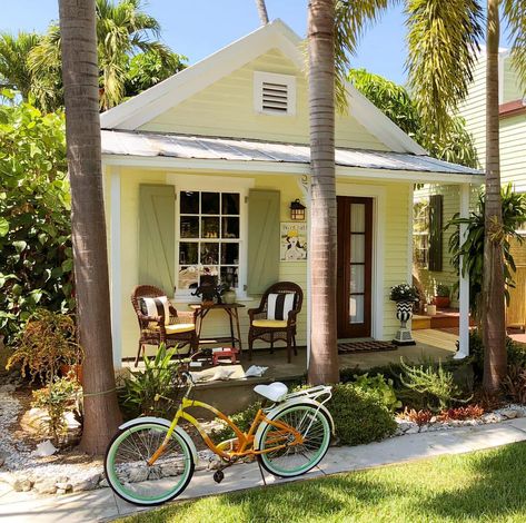 Some days your busy working and the perfect photo opportunity presents itself- bike & all! Key West Style Homes, Key West Cottage, Key West House, California Beach House, Key West Style, Coastal Cottage Style, Photo Opportunity, Dream Beach Houses, Real Estate Photographer