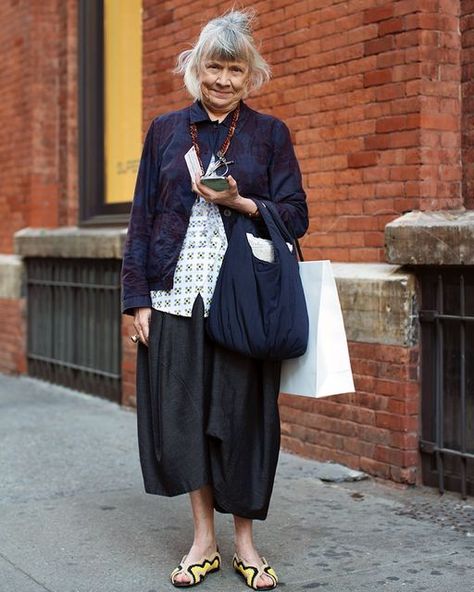 Scott Schuman on Instagram: "The independent art curator, Prince St., New York City. I love the pattern mixing of this look and the sophisticated array of colors!! Bravo!!" Scott Schuman, Older Women Fashion, Advanced Style, Art Curator, Pattern Mixing, Inspirational Women, Curator Style, Old Hollywood, Women's Style