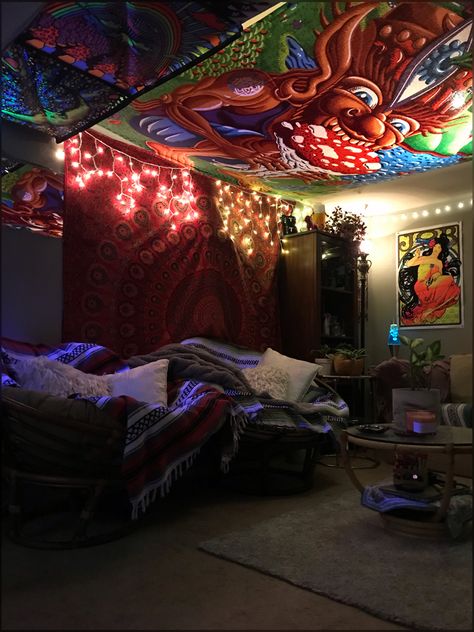 Sesh Aesthetic Room, Stoners Room Decor, Hippy Room Ideas Aesthetic, Stoners Room Ideas, Bedroom Ideas For Stoners, Trippy Living Room Ideas Apartment, Trippy Bedroom Decor Room Ideas, Vibey Basement Hangout, Trippy Basement Ideas