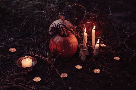 https://flic.kr/p/NccomC | Spooky Halloween decoration | Get more free photos on freestocks.org Voodoo Spell, Läskig Halloween, Samhain Halloween, Spell Caster, Photo Candles, Season Of The Witch, Beltane, Santa Lucia, Solve Problems