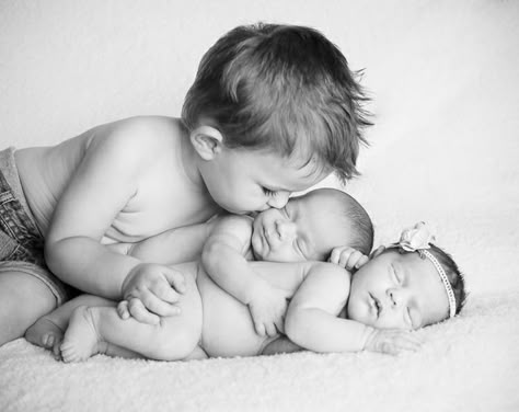 Twins Newborn Photoshoot With Siblings, Twins Photography, Twins Newborn, Twin Sons, Twins Posing, Twin Newborn, Twin Photography, Foto Newborn, Twin Photos