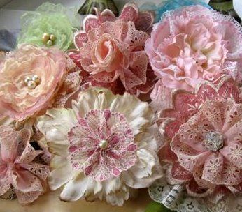 Lacy ribbon flowers from Mitzi’s Collectibles (inspiration only, no tutorials) Fabric Yoyo, Fabric Brooches, Diy Fleur, Floral Crafts, Diy Embellishments, Shabby Chic Flowers, Diy Flores, Shabby Tree, Making Flowers