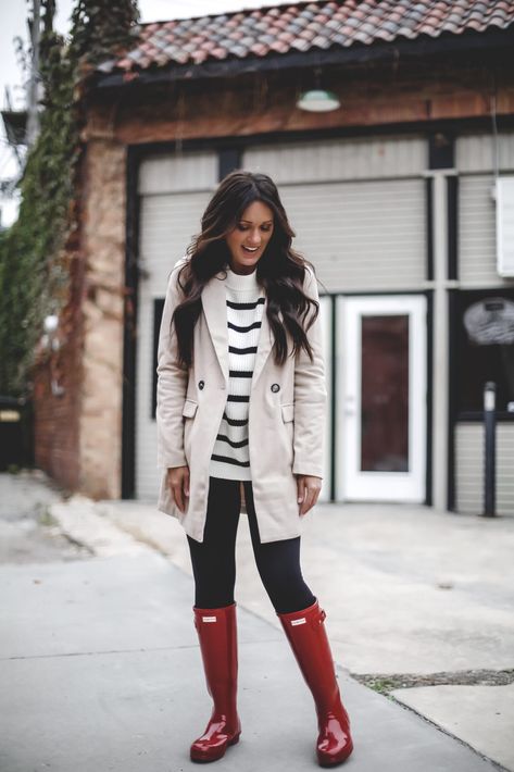 https://www.thefashionsessions.com/fashion/ways-to-wear-hunter-boots/ Silver Hunter Boots Outfit, How To Wear Hunter Boots Outfits, Hunter Boots Christmas Outfit, Knee High Hunter Boots Outfit, Hunter Rainboots Outfit Winter, Hunter Boots Style, Welly Boot Outfit, Green Rain Boots Outfit, Short Rainboots Outfit