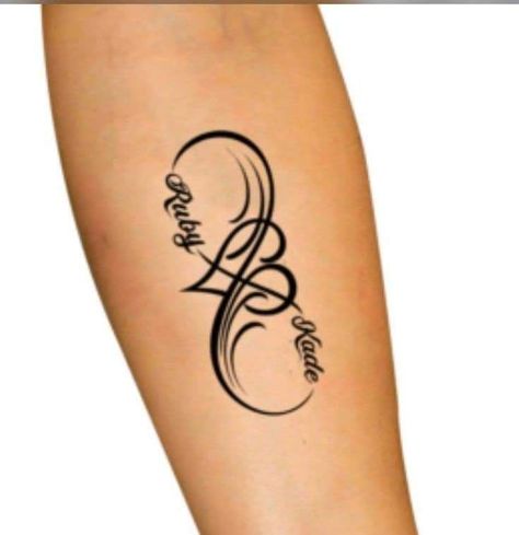 Sister Unique Tattoos, Past Present Future Tattoo, Motherhood Tattoos 2 Kids, Kids Names Tattoos For Women, Kids Name Tattoo Ideas, Family Name Tattoos, Rosen Tattoo Frau, Classy Tattoos For Women, Motherhood Tattoos