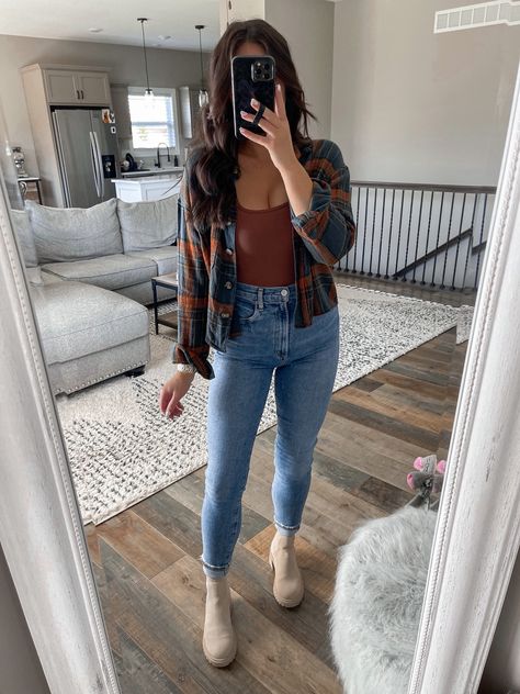 Cute Plaid Shirt Outfits, Flannel And Chelsea Boots, Retail Sales Outfits, Flannel Outfit Inspiration, Heather Boots Outfit, Outfits For Chelsea Boots, Style With Boots Casual Outfits, College Mom Outfit, Simple Cute Winter Outfits