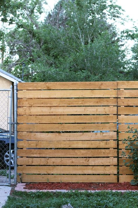 Pagar Modern, Slat Fence, Diy Privacy Fence, Cedar Paneling, Wood Privacy Fence, Rustic Fence, Privacy Fence Designs, Pallet Fence, Backyard Privacy