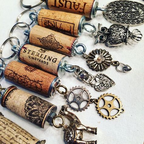 Wine Cork Jewelry, Cork Crafts Christmas, Wine Cork Projects, Wine Cork Ornaments, Cork Crafts Diy, Wine Cork Diy Crafts, Wine Cork Diy, Wine Cork Art, Cork Jewelry