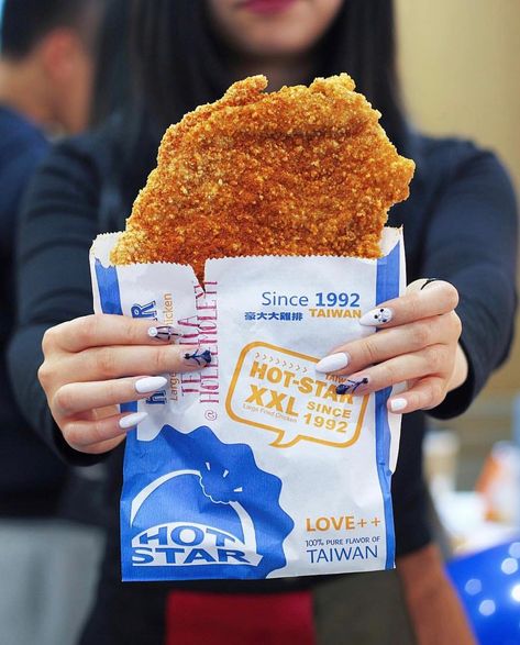 Who doesn’t want their own juicy, 30-cm wide fried chicken cutlet?! @hotstar_canada, maker of large fried chicken, will be available soon… Taiwanese Fried Chicken, Chicken Cutlet, Chicken Pieces, Taiwanese Food, Chicken Cutlets, Deep Fried, Amazing Food, Fried Chicken, Pop Tarts