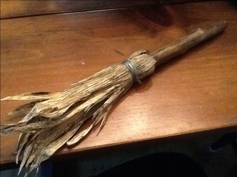 A little broom made with a stick, corn husks and wire. Primitive Crafts Diy, Wicked Crafts, Corn Husk Crafts, Corn Husks, Corn Husk Dolls, Primitive Home Decor, Brooms And Brushes, Theme Harry Potter, Primitive Fall