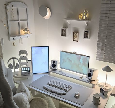 White Streaming Setup, Cintiq Setup, White Gaming Pc, Bilik Lelaki, White Desk Setup, Ideas Habitaciones, Room Redesign, Study Room Decor, Room Deco