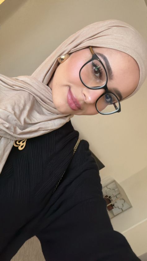 #hijab #hijabi #muslim #islam Hijabi Glasses Aesthetic, Glasses Hijab Style, Hijab Style For Glasses, Hijab Style Chiffon, Black Hijab Style, Hijab Colors For Skin Tones, Half Hijab, Hijabi With Glasses, Hijab Style With Glasses