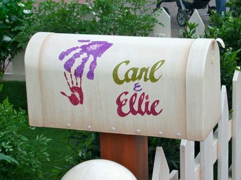 We love this movie <3 buying a cheap white mailbox and going to duplicate this with our names and hand prints as a card holder for the gift table at our reception <3 Up Mailbox, Up Carl Y Ellie, Wedding Mailbox, Disney Easter Eggs, Carl Y Ellie, Casa Disney, Up Pixar, Diy Mailbox, Fall Birthday Parties