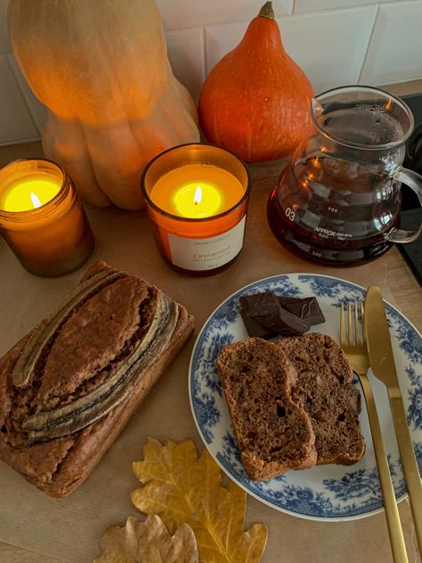 Pumpkin Loaf Aesthetic, Autumn Aesthetic Cozy Food, Fall Baking Aesthetic Wallpaper, Crisp Fall Morning Aesthetic, Cozy Fall Aesthetic Food, Fall Pastries Aesthetic, Autumn Foods Aesthetic, Autumn Recipes Aesthetic, Pumpkin Bread Aesthetic