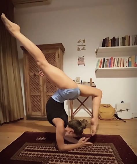 Flexibility Stretches Aesthetic, Calisthenics Poses, Hot Yoga Poses Flexibility, Hot Yoga Poses Women, Stretch Aesthetic, Arching Your Back Pictures, Flexible Aesthetic, Flexibility Aesthetic, Yoga Vision Board