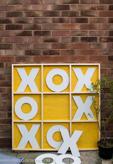 The summer holiday calls for lots of outdoor fun! Learn how to make a Giant wooden noughts and crosses game board (also known as tic tac toe) for the kids (or the adults!). #outdoorgames #summergames #tictactoe #noughtsandcrosses #games #diygames Outdoor Bar Games, Wooden Outdoor Games, Garage Games, Backyard Games Diy, Giant Outdoor Games, Giant Yard Games, Life Size Games, Outdoor Sofa Diy, Caravan Bar