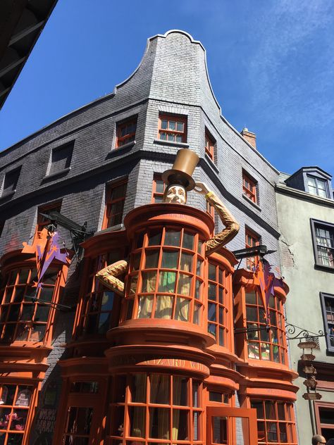 Universal Studios Orlando 3/2/18 Weasley’s Wizard Wheezes Harry Potter Movie Aesthetic, Harry Potter Book Aesthetic, Universal Studios Aesthetic, Universal Photos, Harry Potter Outfit, Hufflepuff Outfit, Universal Studios Outfit, Gryffindor Aesthetic, Hufflepuff Aesthetic