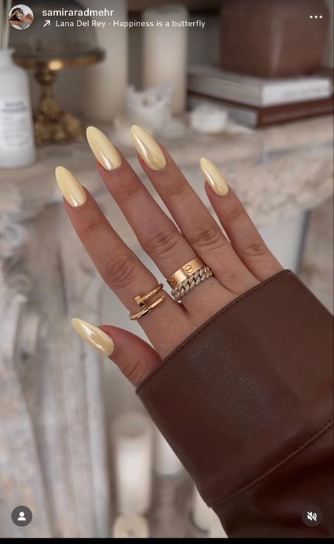 Beachy Neutral Nails, Almond Nails Hombre, Classy Nails Summer 2024, Pale Yellow Nails With Chrome, Light Yellow Nails With Chrome, Yellow Iridescent Nails, Crome Yellow Nails, Yellow Chrome Nails Square, Butter Chrome Nails