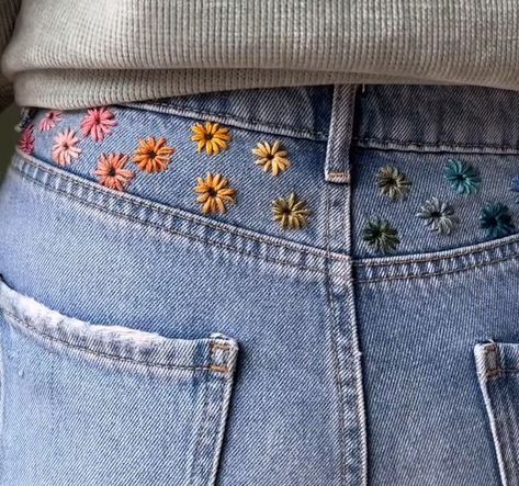 Simple Jean Embroidery, Ripped Jeans Embroidery Ideas, Overall Embroidery Ideas, Flower Embroidery Jeans Pocket, Embroidered Jeans Diy Simple, Embroidery Pants Ideas, Overalls Embroidery Ideas, Denim Embroidery Diy, Jean Jacket Embroidery Diy