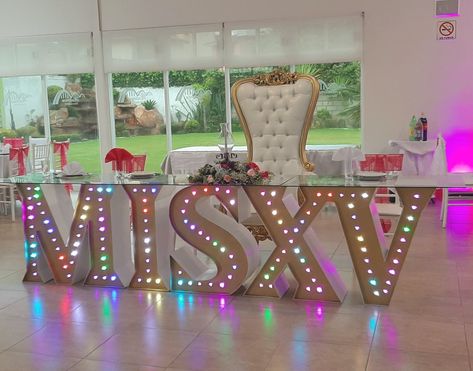 Mesa elegante Mesa Principal MIS XV Para fiesta Quince Planning, 15th Birthday Party Ideas, Masquerade Theme, Quince Decorations, Sweet 16 Birthday Cake, Cheer Party, 16 Birthday Cake, Quinceanera Themes, Creative Birthday Cakes