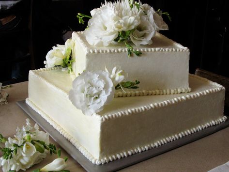 Very but elegant Square Wedding Cake, Edible Gum, Wedding Cake Fresh Flowers, Country Wedding Cakes, Square Wedding Cakes, White Cakes, Rustic Cake Toppers, Wedding Cake Table, Rustic Wedding Venues