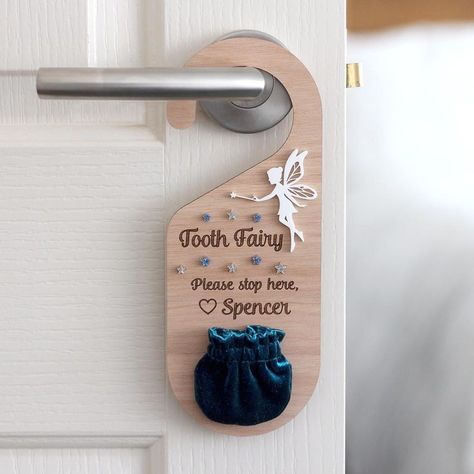 Laser Cut Acrylic Ideas, Tooth Fairy Ideas, Tooth Fairy Door Hanger, Lézervágott Fa, Tooth Fairy Door, Tooth Fairy Doors, Idee Cricut, Laser Cut Wood Crafts, Projets Cricut