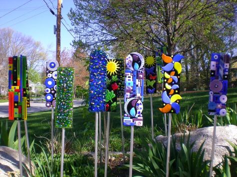 Garden+Stakes | Garden Stakes. Glass Fusion Garden Stakes, Mosaic Garden Stakes, Fused Glass Garden Stakes Yard Art, Fused Glass Garden Stakes, Fused Glass Artwork, Glass Garden Art, Garden Crafts Diy, Glass Fusion, Mosaic Garden