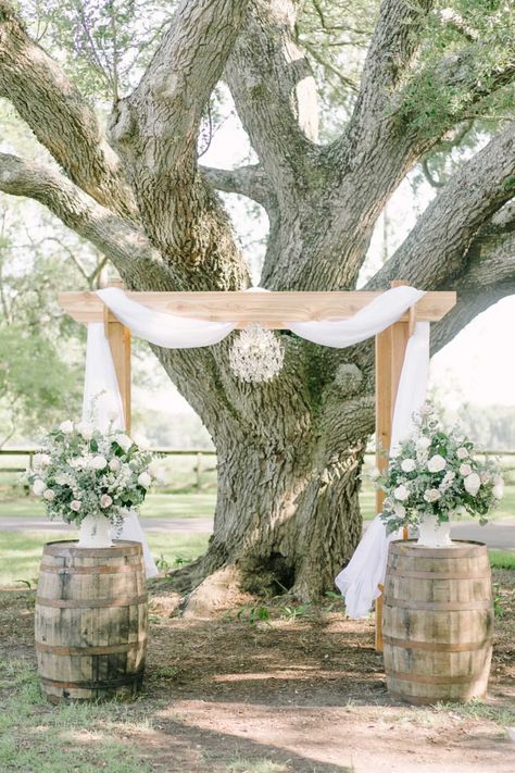 Wedding Arbor Decorations, Desert Wedding Decor, Winery Wedding Decorations, Barrel Wedding Decor, Cedar Arbor, Whiskey Barrel Wedding, Vintage Wedding Centerpieces, Romantic Wedding Centerpieces, Barrel Wedding