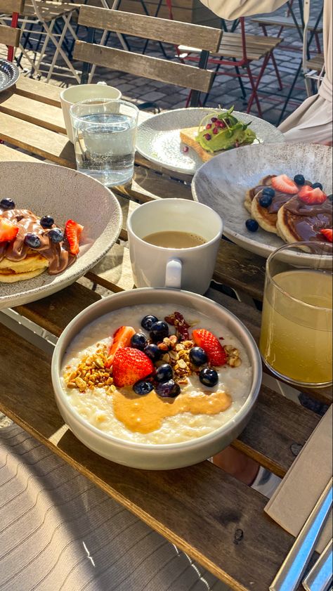 Outdoor Breakfast Aesthetic, Breakfast In Restaurant Aesthetic, Restaurant Breakfast Aesthetic, Swedish Breakfast Aesthetic, Brunch Aesthetic Restaurant, Scandinavian Lifestyle Aesthetic, Breakfast Aesthetic Restaurant, Breakfast Restaurant Aesthetic, Scandinavian Brunch