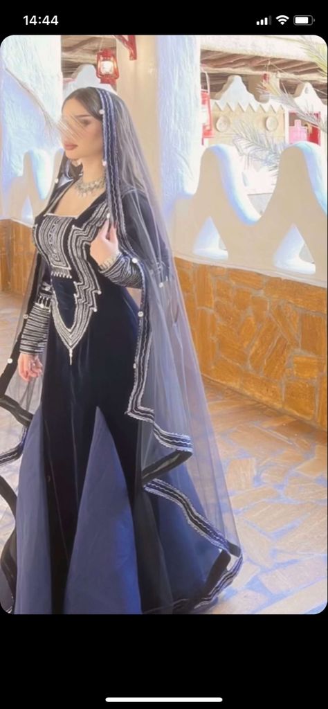 Traditional Algerian Wedding Dresses, Saudi Traditional, Fashion Dress Design, Arab Dresses, Algerian Dress, Arabic Clothing, Arabian Dress, Afghani Clothes, Mode Turban