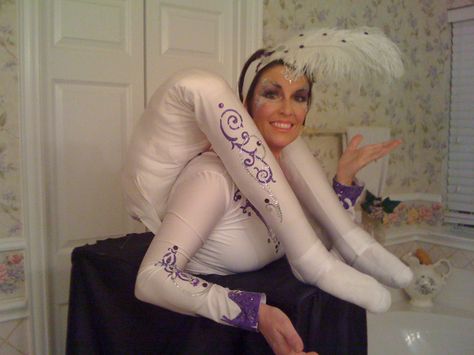 the contortunist costume - easy and fun! Contortionist Costume, Circus Themed Costumes, Theatre Bizarre, Circus Halloween Costumes, Haunted Carnival, Creepy Circus, Creepy Carnival, Halloween Circus, Circus Decorations