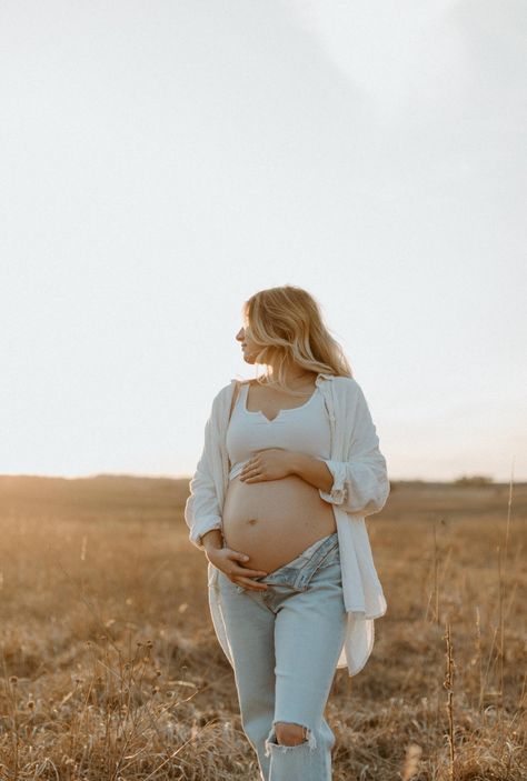 Country Maternity, Sunset Maternity Photos, Couple Maternity Poses, Maternity Shoot Outfit, Maternity Picture Outfits, Fall Maternity Photos, Maternity Photography Poses Outdoors, Baby Announcement Photoshoot, Maternity Photography Poses Couple