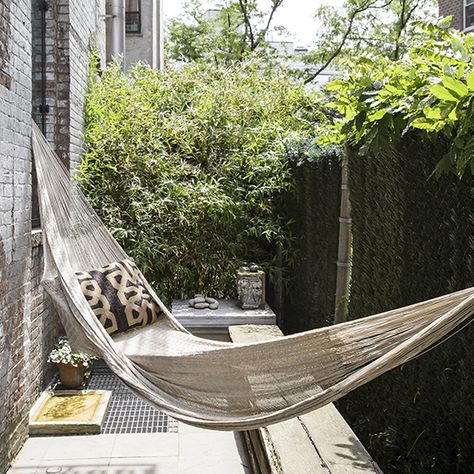 Patio Hammock, Ikea Outdoor, Small Outdoor Patios, Backyard Hammock, Small Terrace, Tiny Garden, Balkon Design, Small Patio Garden, Small Courtyards