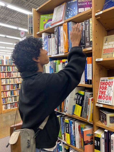 boy stands in the library with bookshelves posing for others and coming up with photo ideas and pose ideas for instagram Library Aesthetic Pictures Idea, Library Photo Shoot Aesthetic, Library Pose Ideas, Men Library, Library Pose, Poses For Pictures Instagram Men, Library Photoshoot Ideas, Guy Reading, Library Photoshoot