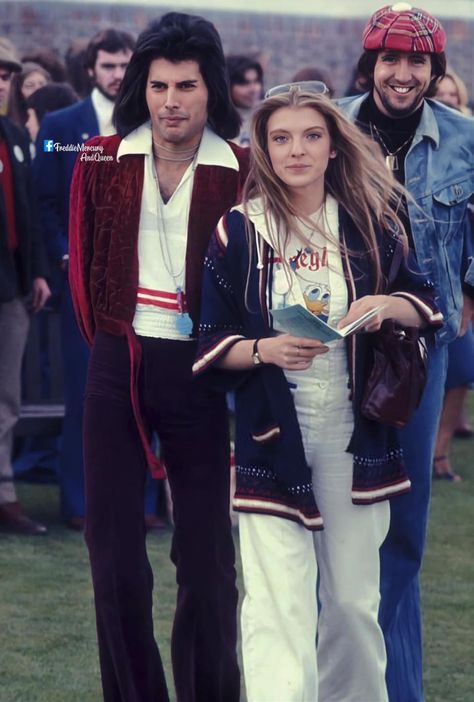 Freddie Mercury y Mary Austin  Kempton Park Racecourse en un evento de prensa para el lanzamiento de su álbum 'A Day At The Races', Surrey, Reino Unido, el 16 de octubre de 1976. Freddie Mercury And Mary Austin, Mary Austin Freddie Mercury, Freddy My Love, Mary Austin, Queen Freddie Mercury, Queen Pictures, British Rock, John Deacon, Joan Jett