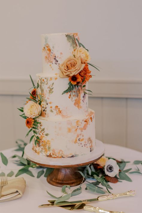 Beautiful painterly tiered wedding cake with metallic gold details and fall flowers for an autumn winery wedding Orange Wedding Cake, Peach Wedding Colors, Fall Wedding Cake, Virginia Fall, Mint Bridesmaid Dresses, Green Wedding Cake, Fredericksburg Virginia, Cake Photos, Floral Wedding Cake