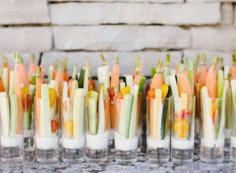 Baby Shower Appetizers, Veggie Cups, Crudite Platter, Fingerfood Party, Refreshing Snacks, Appetizer Bites, Shower Food, Snacks Für Party, Food Display