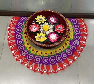 Simple Rangoli Designs For Corner Of House Simple Diwali Rangoli, Easy Diwali Rangoli, Diwali Rangoli Designs, Diwali Decorations At Home, Festival Rangoli, Simple Rangoli Designs Images, Diy Diwali Decorations, Rangoli Patterns, Rangoli Ideas