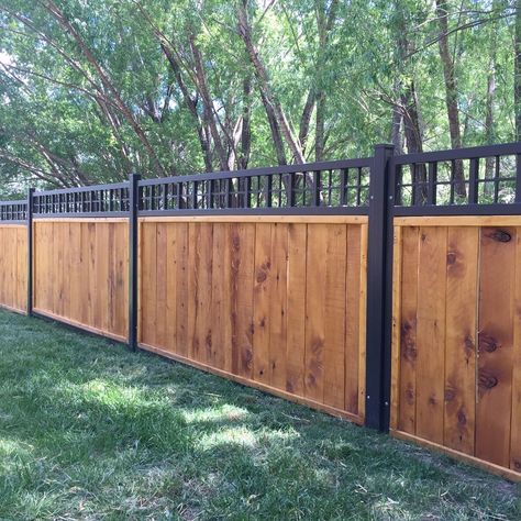 fence that last Fence Types, Fence Modern, Cheap Privacy Fence, Backyard Modern, Yard Privacy, Fence Design Ideas, Fence Backyard, Diy Privacy Fence, Wood Fence Design