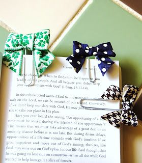 Mommy Monologue: DIY Wednesday--Bow Bookmarks Bow Bookmark, Simple Bookmarks, Paper Clips Diy, Creativity Ideas, Diy Bookmarks, Book Markers, Craft Day, Ribbon Bookmarks, School Books