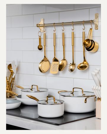 Gold Cooking Utensils, White And Gold Kitchen Decor Ideas, Gold Pots And Pans, Pink And Gold Kitchen, Pink Pots And Pans, White Kitchen Knife Set, Pink Cookware, Pink Kitchen Accessories, Pink Kitchen Utensils