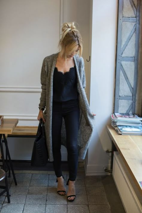 30 Lovely Cardigan Outfit Ideas This Winter - EcstasyCoffee How To Wear A Long Cardigan, Outfit With Long Cardigan, Long Cardigan Outfit, Mode Tips, Cardigan Outfit, Mode Casual, Cardigan Outfits, Outfit Trends, Cardigan Long