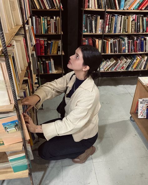 Living in a dream 💭 Book Store Worker Aesthetic, Bookstore Worker Aesthetic, Vison Bored, Aesthetic Literature, Literature Aesthetic, Second Hand Bookstore, Aesthetic Shop, Book Store, Book Aesthetic