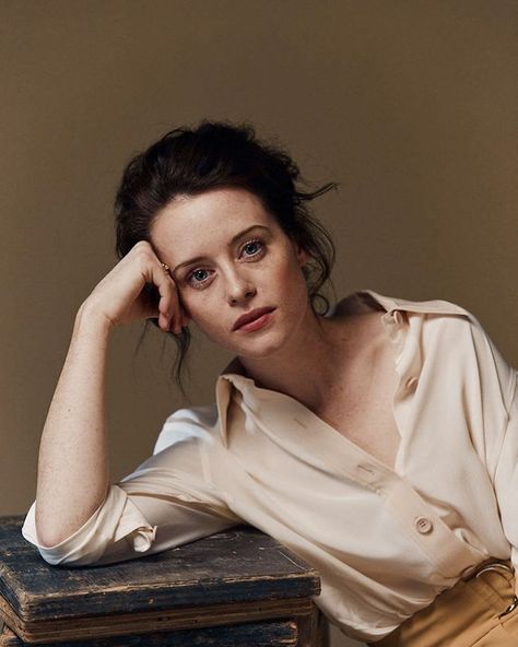 Claire Foy on Instagram: “missing her a little more today ❤️ (📸: TIFF - 2017) #clairefoy #beauty #style #fashion #makeup #glam #celebrity #magazine #photoshoot…” Clare Foy, Crown Netflix, The Crown Series, Painting Famous, Shooting Studio, Claire Foy, Elizabeth Smith, The Dictator, Vanessa Kirby