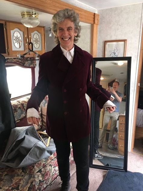 Peter Capaldi wears Jon Pertwee's jacket from Doctor Who's 'Planet of the Daleks' Capaldi Doctor Who, Doctor Who Actors, Peter Capaldi Doctor Who, Jon Pertwee, Mark Gatiss, Twelfth Doctor, Doctor Picture, 12th Doctor, The Way He Looks