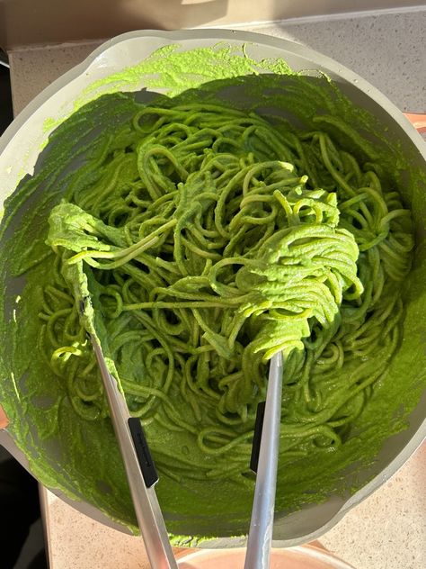 Super Green Spaghetti Green Pasta Sauce, Chilli Soup, Vegan Pasta Sauce, Green Pasta, Creamy Pasta Sauce, Green Spaghetti, Vegan Parmesan, Grandmas Recipes, Super Greens