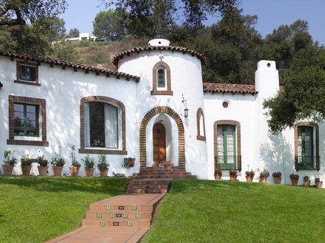 Spanish White | Body: Ultra Pure White 4050 Window frames: S… | Flickr Red Tile Roof, White Stucco House, Stucco House, Spanish Exterior, Mission Style Homes, Mediterranean Mansion, Spanish Hacienda, Home Paint Color, Spanish Bungalow